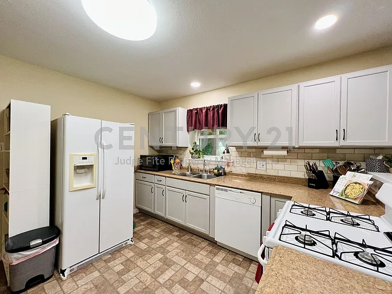 310 W 15th St — Photo 16