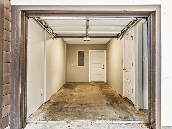 4th image of 1120 Galveston Ave