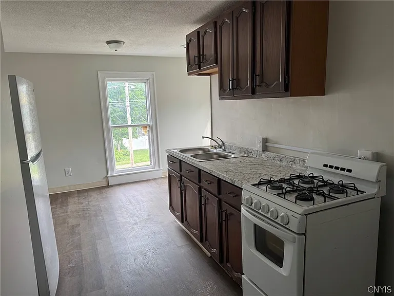 604 Court St — Photo 7