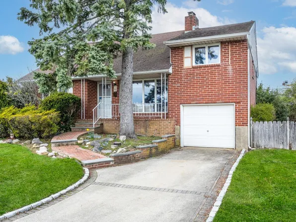 4 Lewis Court, Massapequa, NY 11758