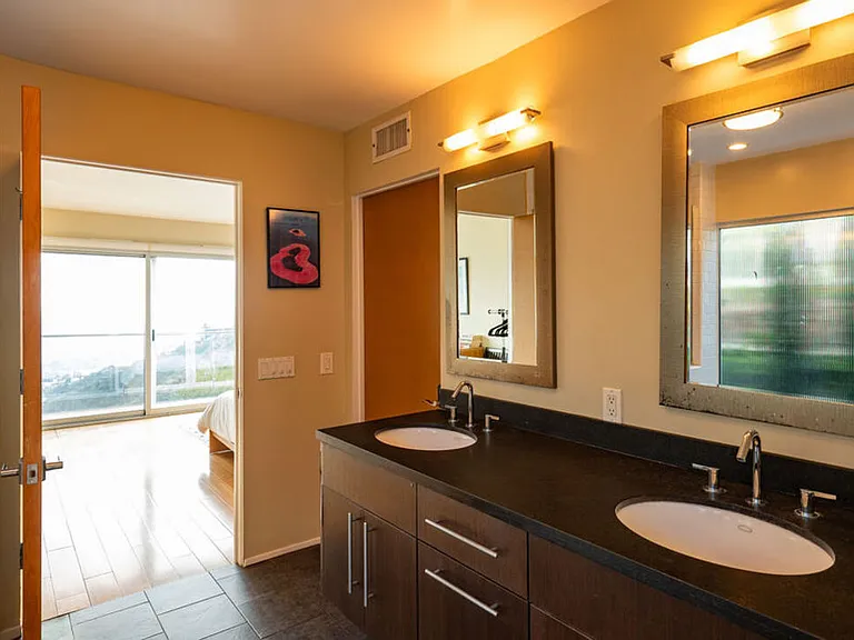 2158 Sunset Plaza Dr — Photo 11