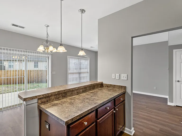 136 Lowell Ct — Photo 12