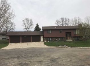1412 Debbie Dr, Minot, ND 58701