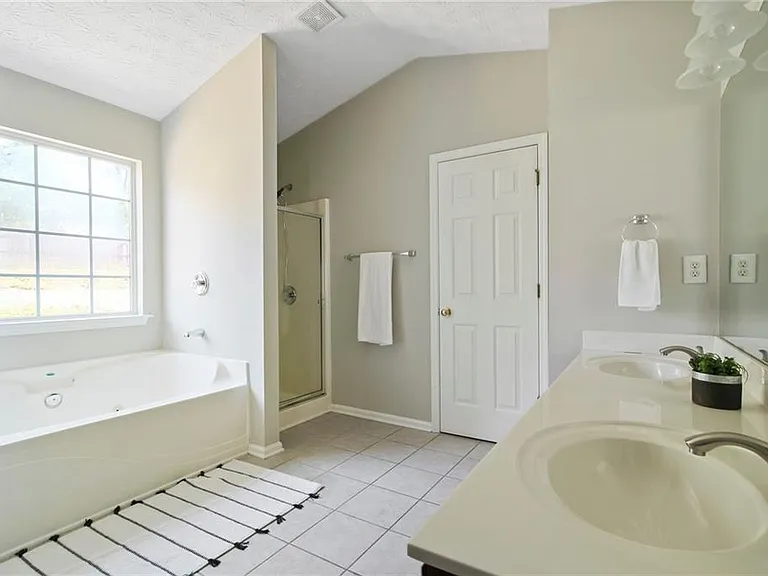 4001 Oak Crossing Dr — Photo 15
