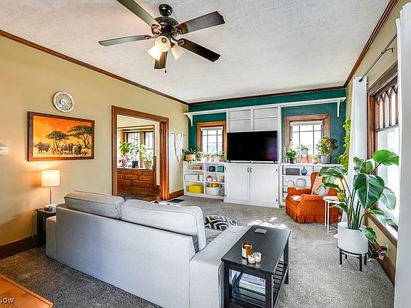 3rd image of 833 Scovel Ave