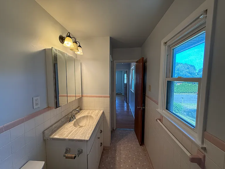 2nd floor Full Bathroom
