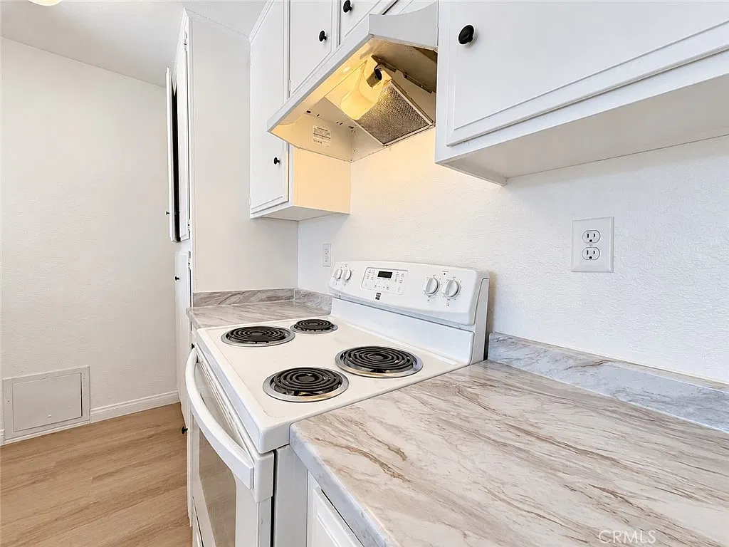 3 bed, 1100 sqft, $3,295 — Photo 2