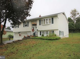 7 Shakespeare Dr, Reading, PA 19608