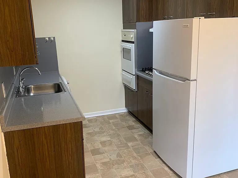 Silver Pines Apartments — Photo 32