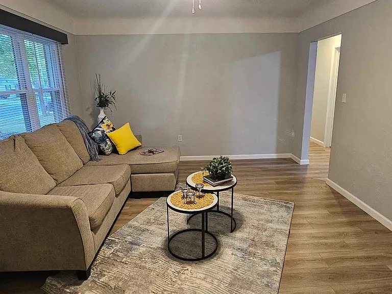 10 Carolyn St — Photo 3