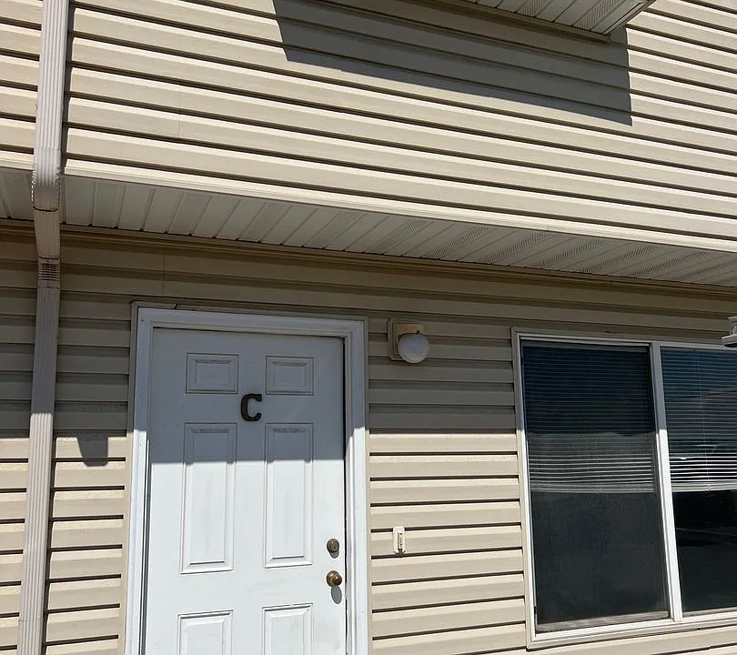 882 E Main St
