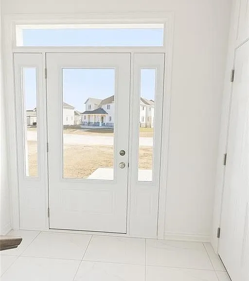 933 Amand Dr — Photo 2