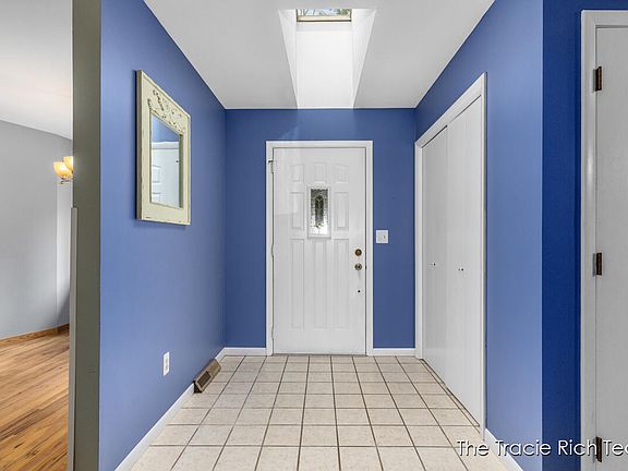 4th image of 128 Collindale Ave NW
