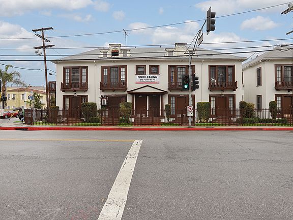 4th image of 2126-50 Oak St #2148