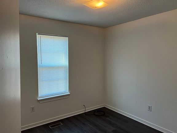5th image of 109 Suzanne Cir #A