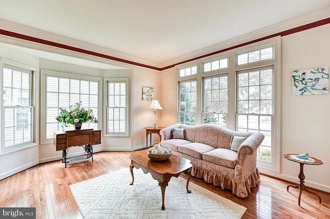4 bed, 3.5 bath, 3800 sqft, $4,200 — Photo 4