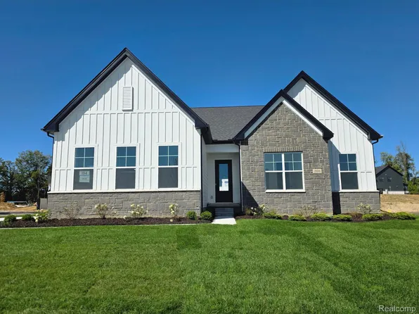 2636 Crystal Lake Dr, Commerce Township, MI 48382