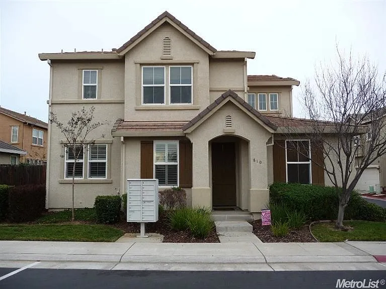 810 Courtyards Loop photo 1