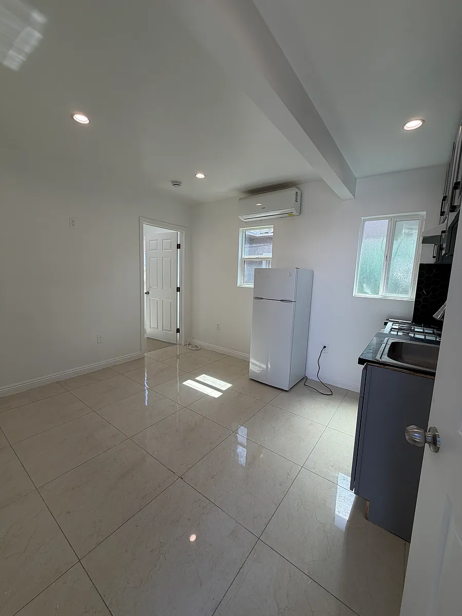 Building Photo - 3556 Percy St #1/8