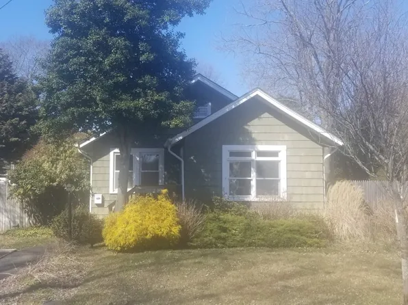 49 5th St, West Sayville, NY 11796