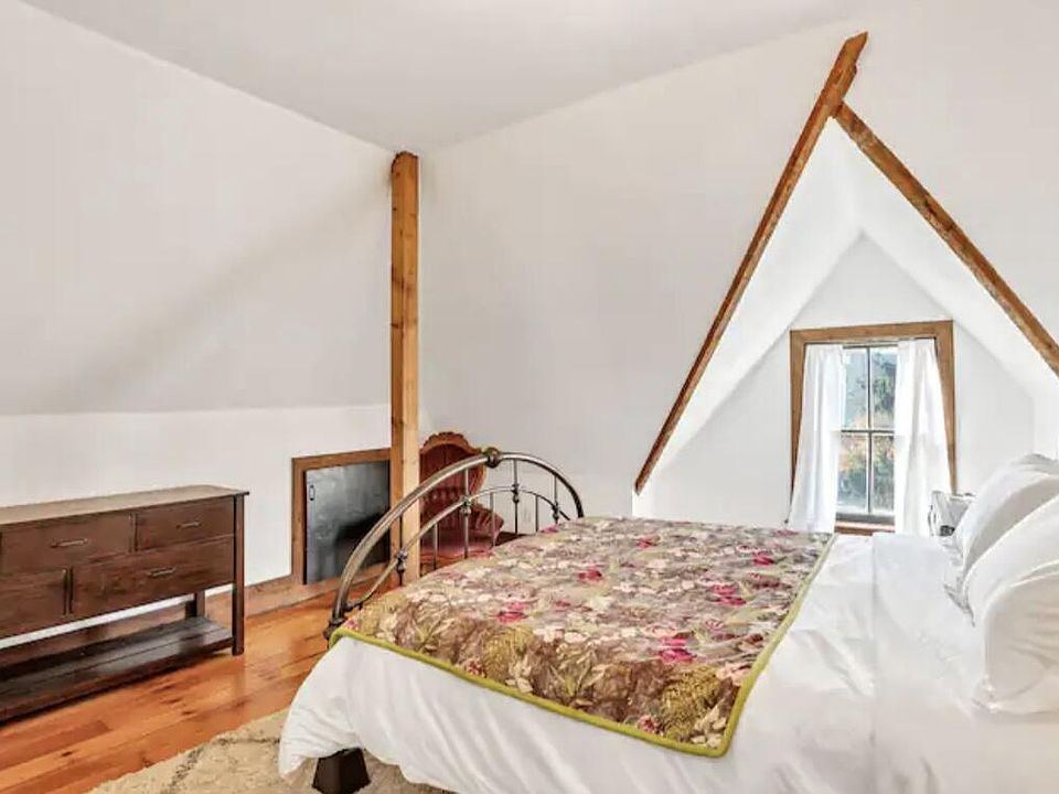 31st image of 1520 College AVENUE