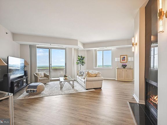 3rd image of 5809 Nicholson Ln Penthouse 1609