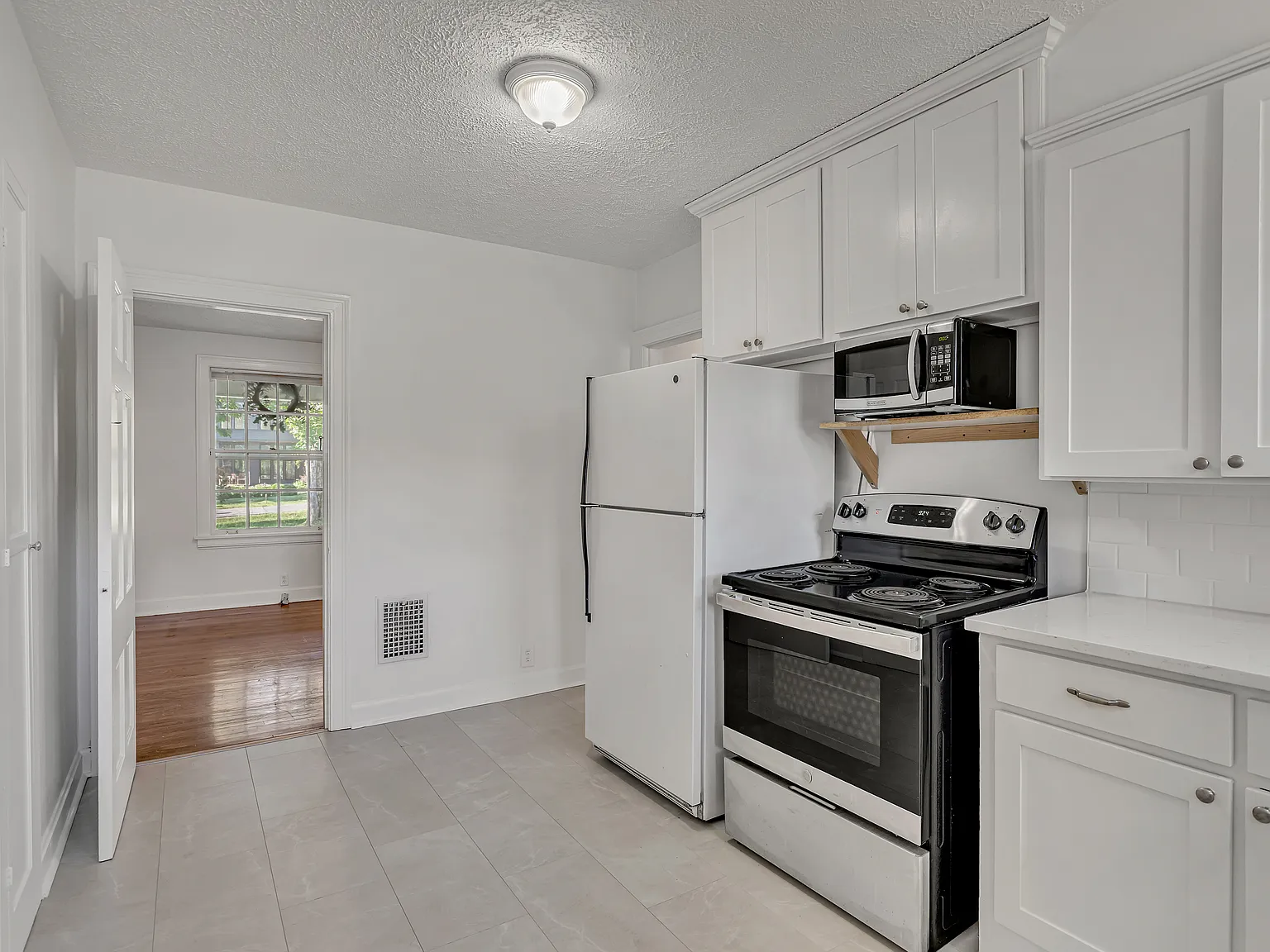 2 bed, 850 sqft, $1,800 — Photo 2