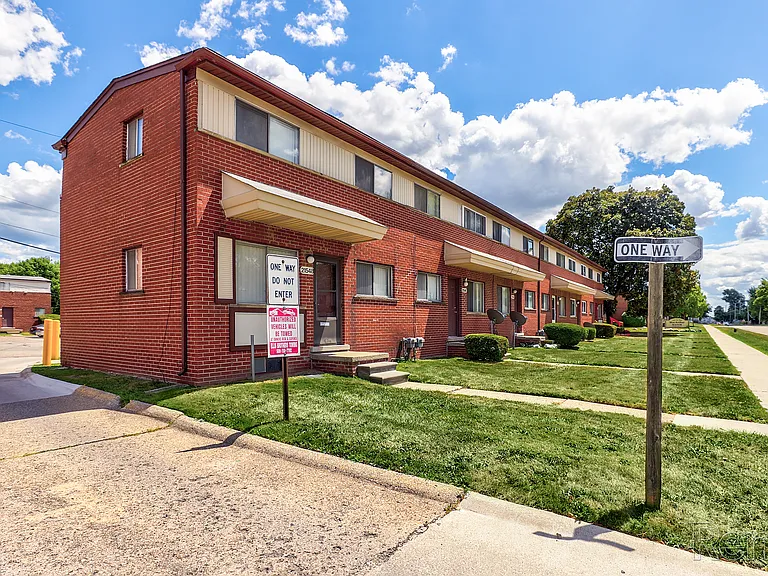 MacArthur Manor Apartments — Photo 9
