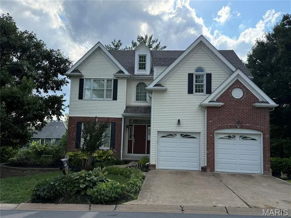 2143 Oak Dr, Saint Louis, MO 63131