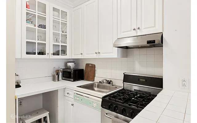 Rented by Douglas Elliman | media 7