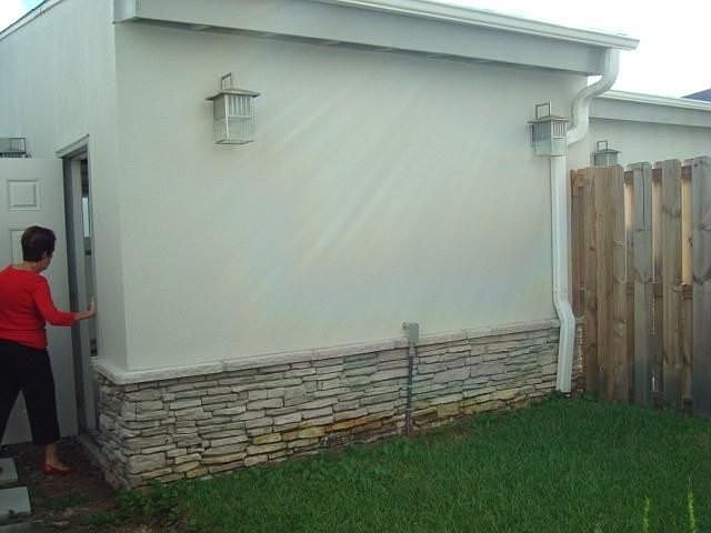 grass courtyard between garage and home