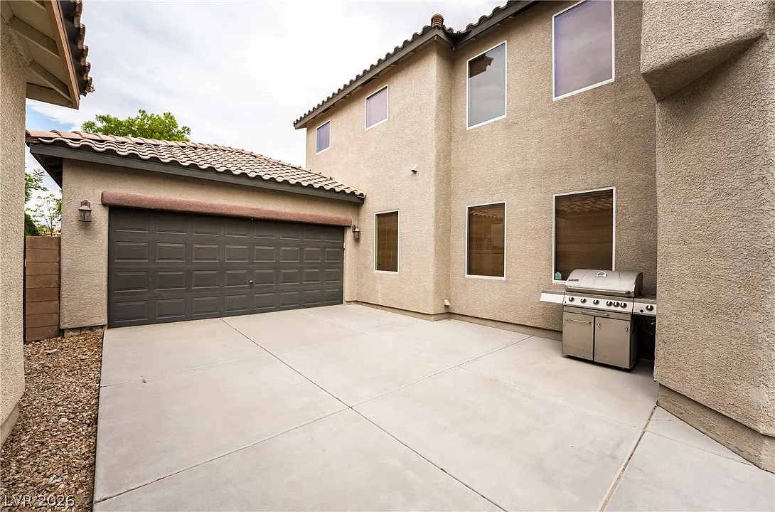 4 bed, 2.5 bath, 2027 sqft, $2,200 — Photo 3