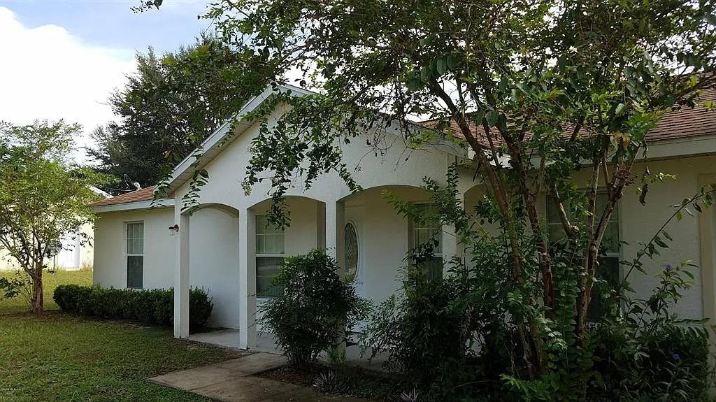 3 bed, 2.0 bath, 1161 sqft, $1,545 — Photo 1