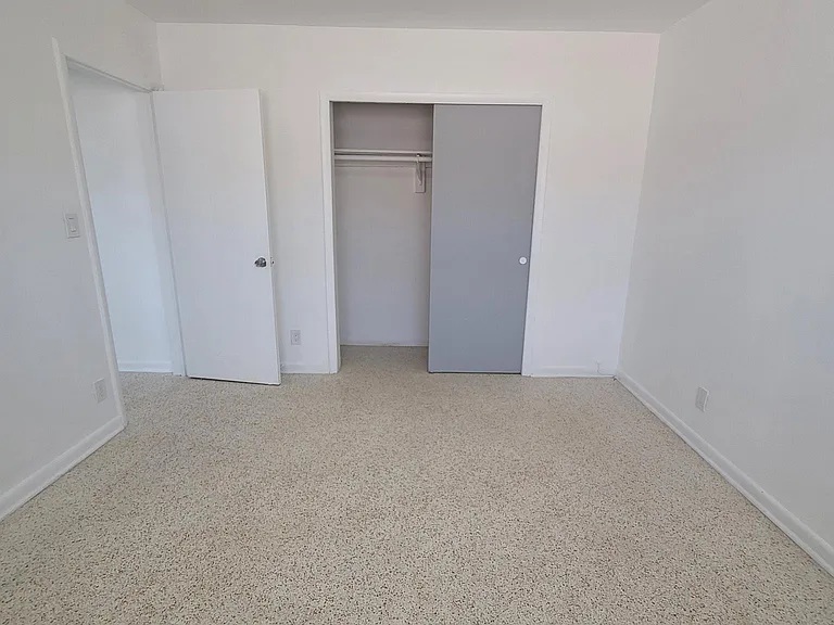 831 SW 4th St #6 — Photo 13