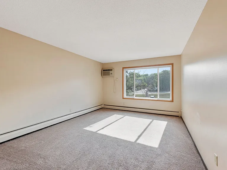 Shamrock Court Apartments — Photo 15