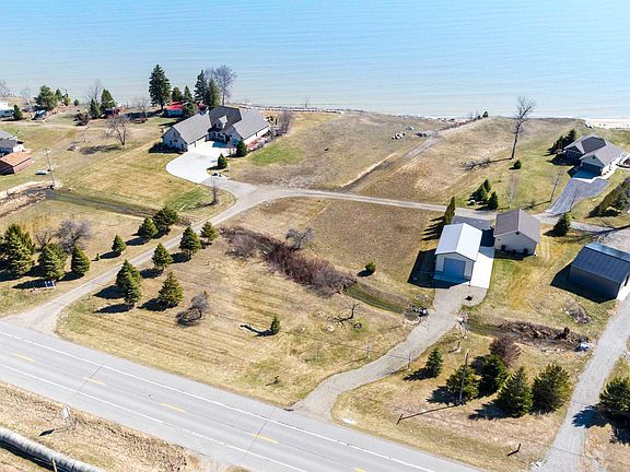 3rd image of 4480 Lakeshore Rd
