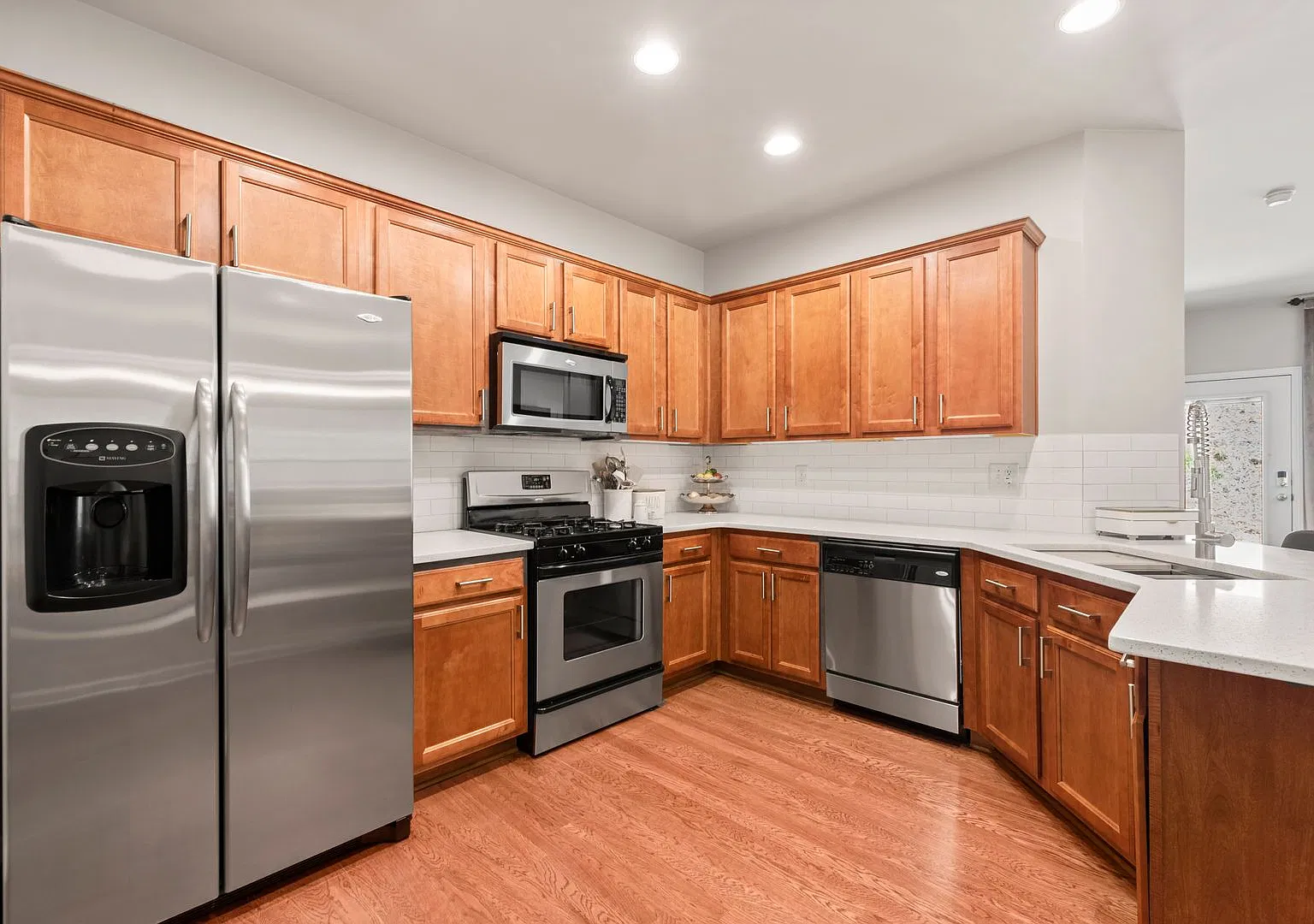 Spacious Townhome 3 Bed / 2.5 Bath - A Must See! — Photo 2