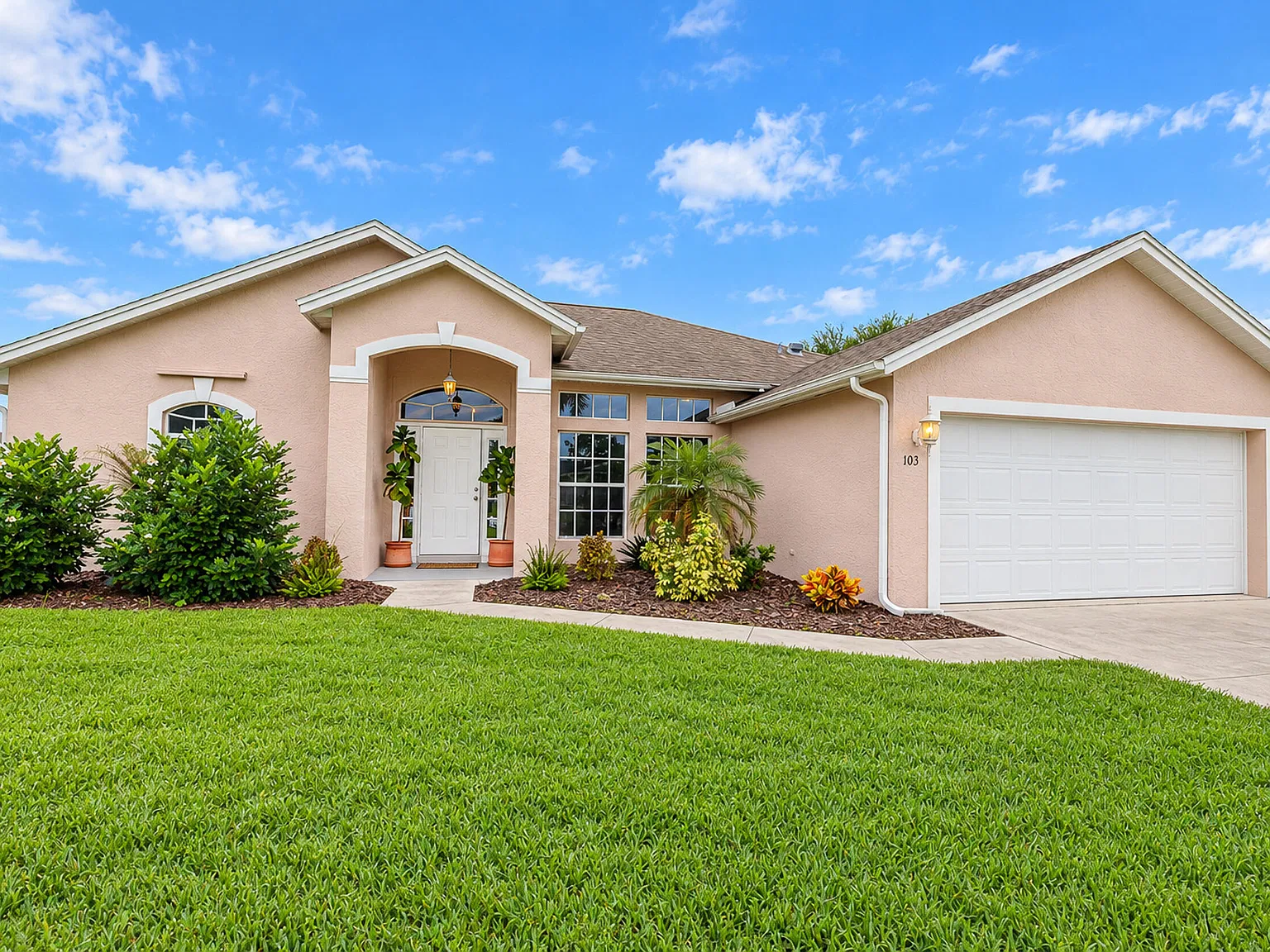 3 bed, 2.0 bath, 1662 sqft, $3,300 — Photo 1