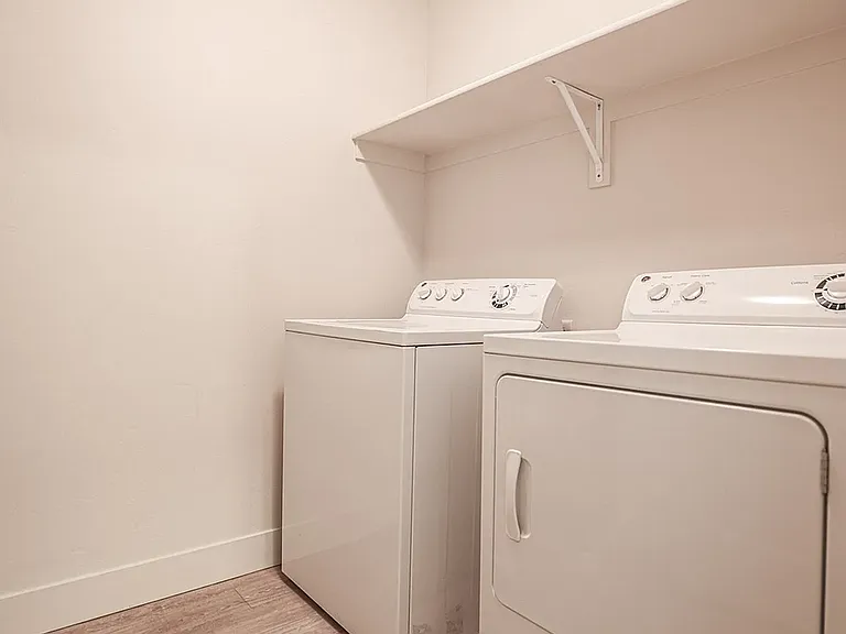 Mesa Falls Apartments — Photo 17