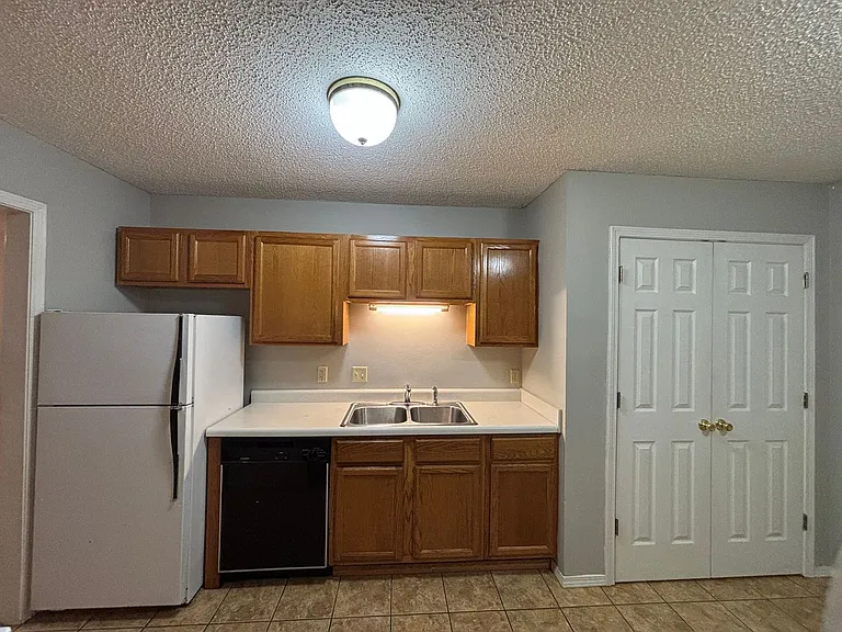3327 N Detroit Ave — Photo 8