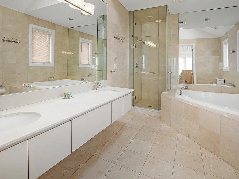 915 Dune Rd — Photo 34