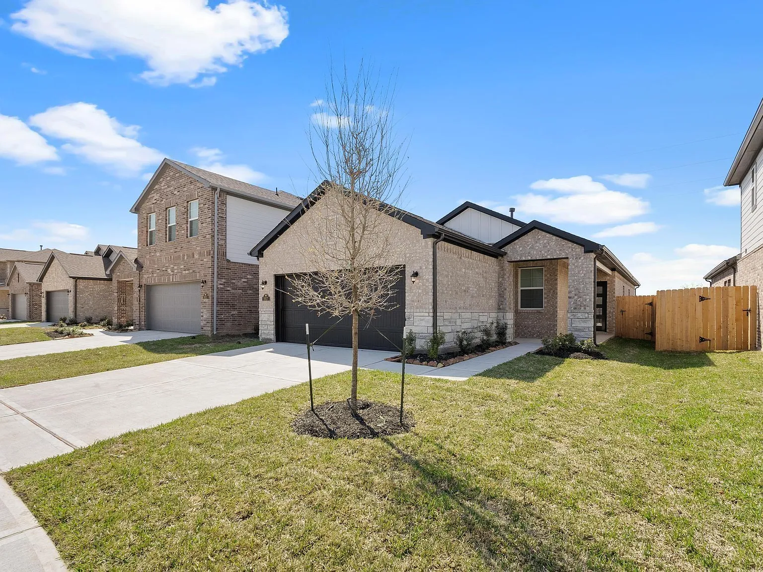 4 bed, 2.0 bath, 1583 sqft, $2,300 — Photo 2