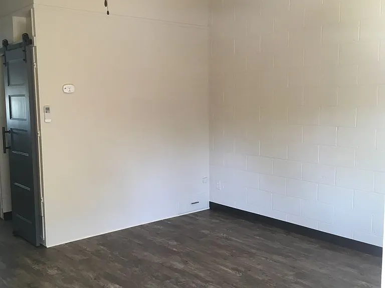 1100 Trinity St — Photo 16