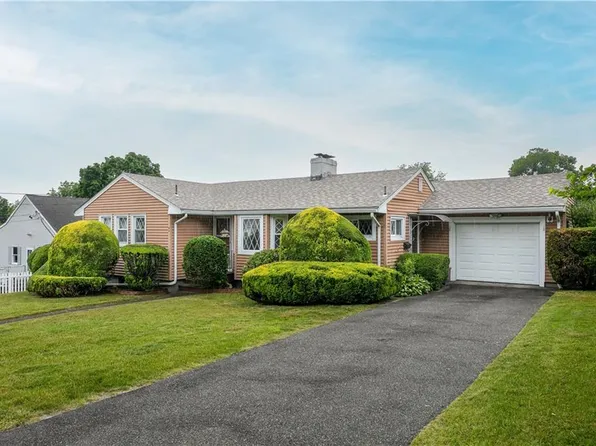 42 Well Meadow Way, Tiverton, RI 02878