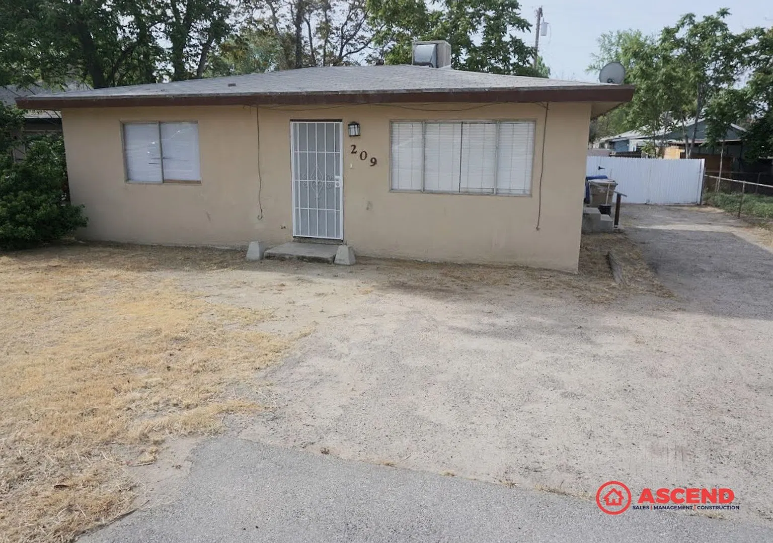 209 East Harding Avenue — Photo 1