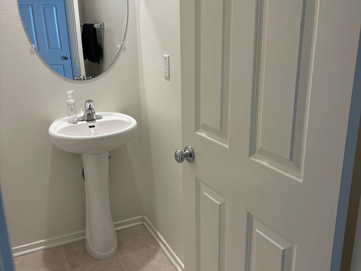 4 bed, 2.5 bath, 1936 sqft, $2,800 — Photo 2