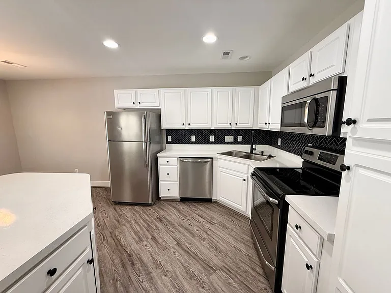 917 Creek Crossing Trl — Photo 3