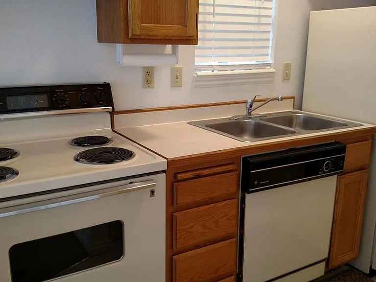 180 N 1100 E #16 — Photo 5