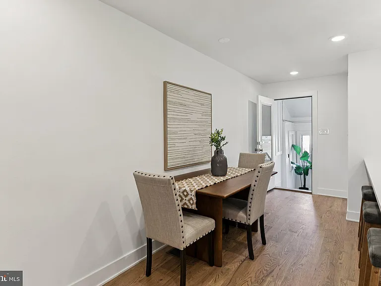 732 Harry St — Photo 14