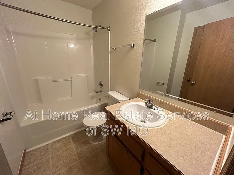 1260 N Westwood Ave — Photo 8